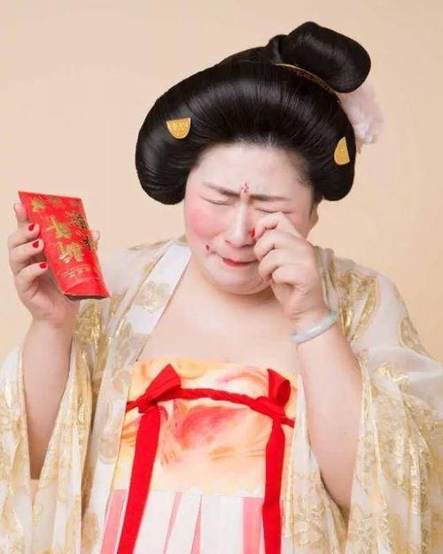 这位"盛唐美女"果然丰腴可人,拿着红包的表情更是生动,果然是新年