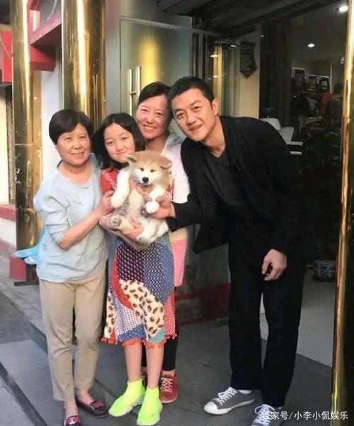 李亚鹏发布亲15岁女儿大腿的视频,引发大众热议