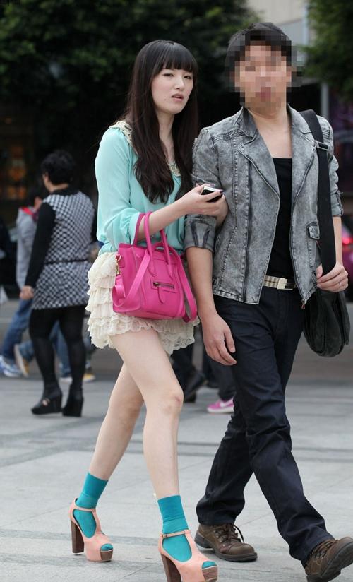 街拍:一个非常漂亮的美女,白嫩肌肤,另类的袜子