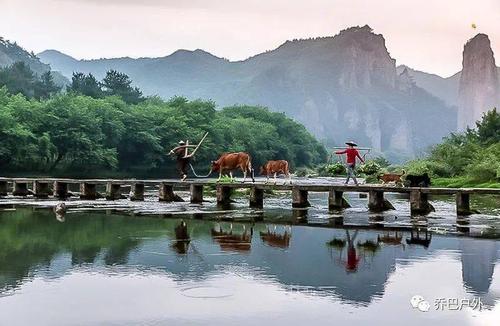 仙都,位于浙江省丽水市缙云县境内,是一处以峰岩奇绝,山水神秀为景观
