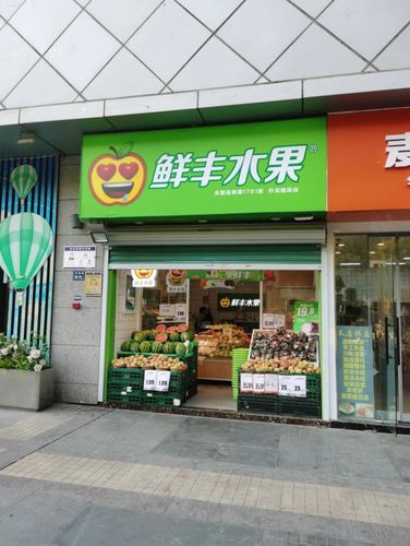 像水果店门头,一般是绿色,让人有天然,健康的联想,比如鲜丰水果.