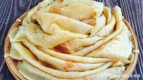 东北筋饼好吃有诀窍,柔软筋道层次多,卷肉卷菜都好吃
