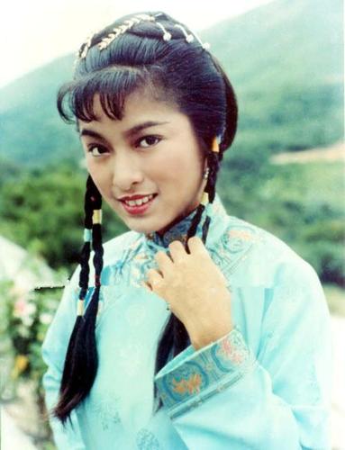 古装扮相的米雪娇俏灵动,她《射雕英雄传》《倚天屠龙记》中饰演的