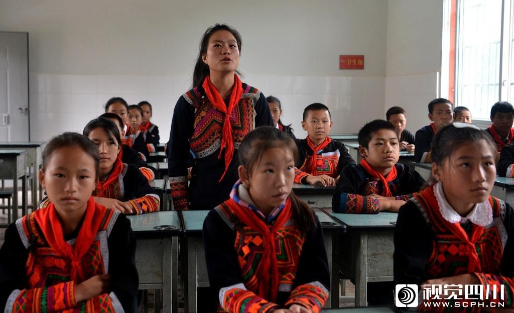 学校旧址不远处,是一座崭新的洛俄依甘乡小学.
