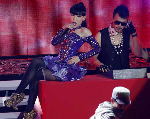 吴莫愁蓝色西装出席张玮婚礼当"伴郎",女生怎么穿西装