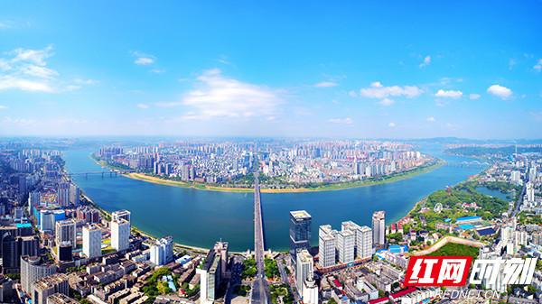 2021年,在株洲中心广场拍摄的河西全景.