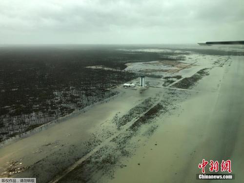 航拍飓风"多里安"袭击后的巴哈马 海岸线遍地狼藉