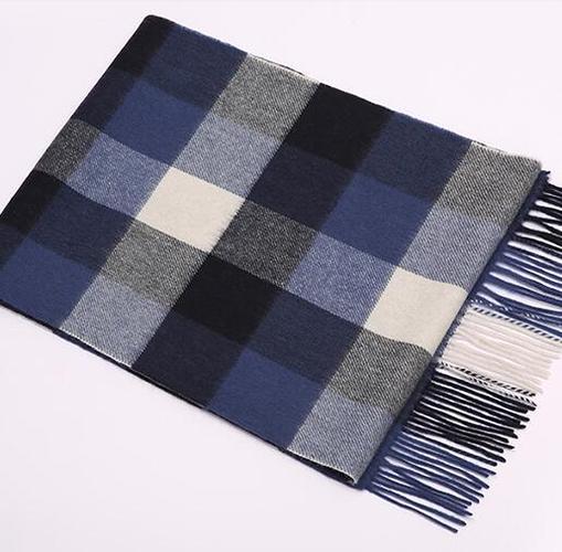 蓝色方格子羊绒围巾