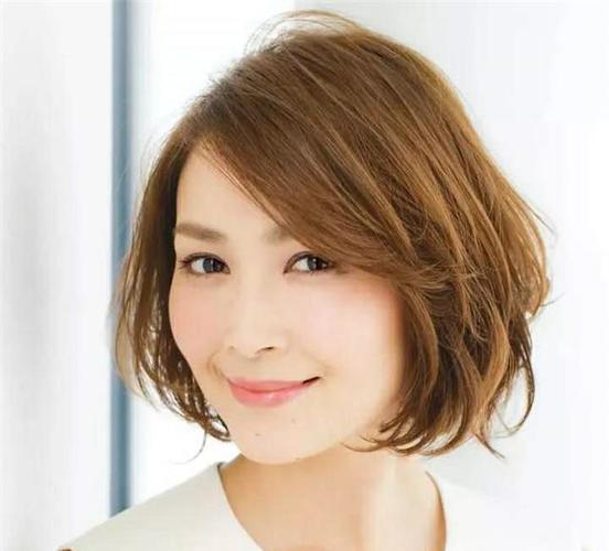 到了40岁的家庭妇女有白发的剪这3种发型时髦减龄又气质