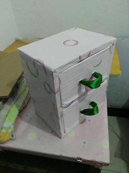 废纸箱做的小小收纳盒.