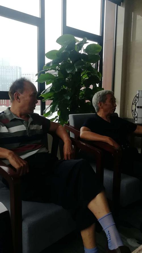 2020年八一黄振海在他的华海酒店邀请老战友们小聚.