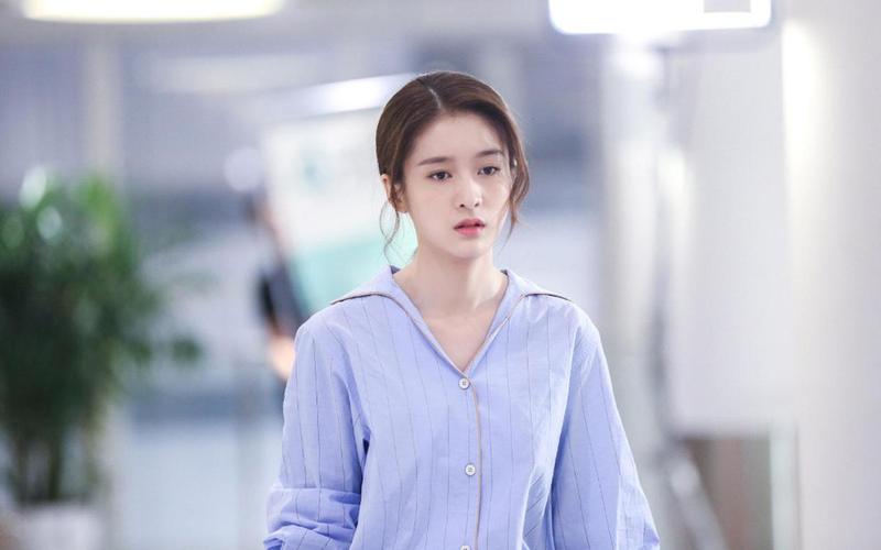 张雪迎亮相发布会满脸疲惫没神采她真的得加油了