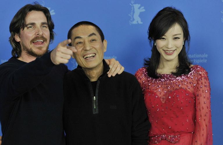 2012年2月13日,导演张艺谋(中),主演贝尔(左)和演员倪妮出席第62届