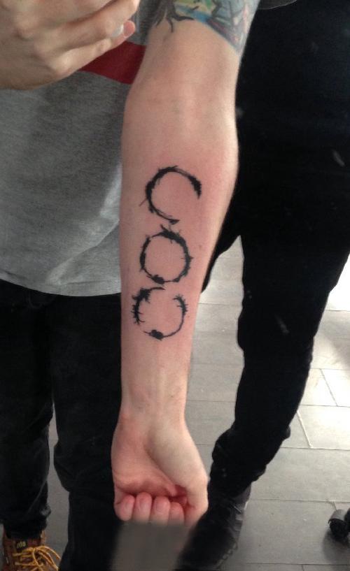 极简线条纹身 男生手臂上黑色的线条纹身图案