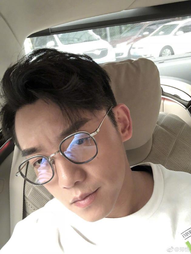 "照片中,郑恺身穿白色上衣,头上还带着一副眼镜,十分阳光帅气.