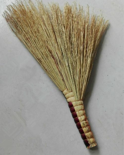 糜子扎制,握手部分叫笤帚疙瘩,曾经是父母管教子女强有力的工具.