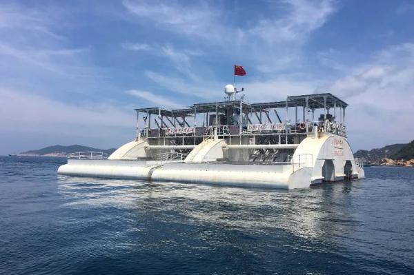 走进鹰式波浪能发电装置"舟山号"