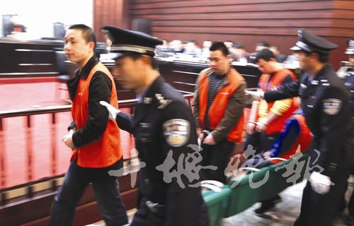 a24版-特别报道 > 正文 十堰市中级人民法院日前对郧县李正伟等人组织