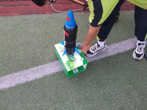 "我想飞得更高"—— 宁陕中学物理兴趣小组自制"水火箭"发射比赛