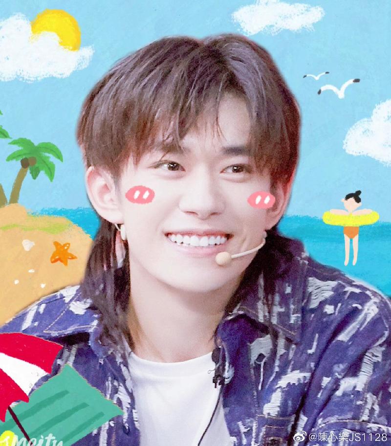 千玺笑起来的时候,露出标准的8颗牙齿,卧蚕显现,梨涡浅笑,仿若清风