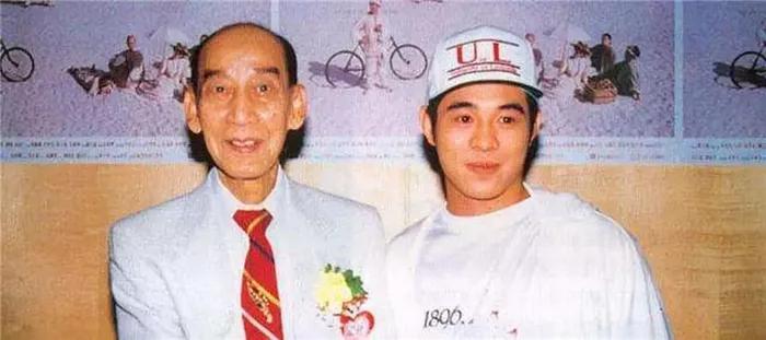 关德兴,昔日黄飞鸿代言人, 一辈子演了77部《黄飞鸿》系列电影,是一个