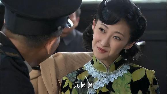 视频- 飞哥大英雄:陈彩霞又使美人计,巡街的都忘乎所以了,认贼做好人