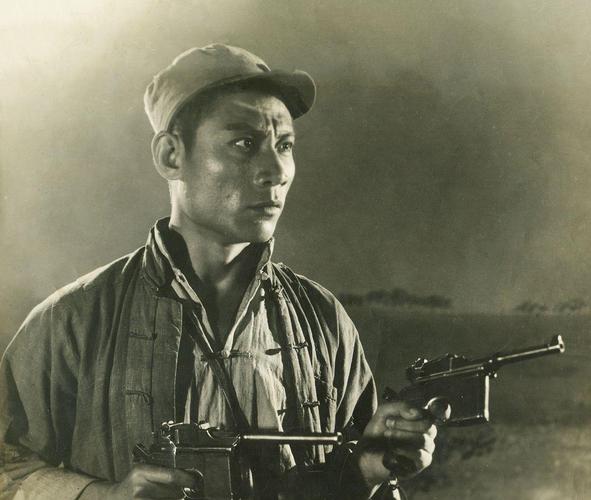 看完上影节上王劲松的怒斥,才知道《平原游击队》为何