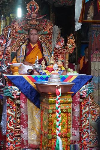 8月17日至18日,十一世班禅前往达布夏珠林寺礼佛并为当地僧俗信众举行