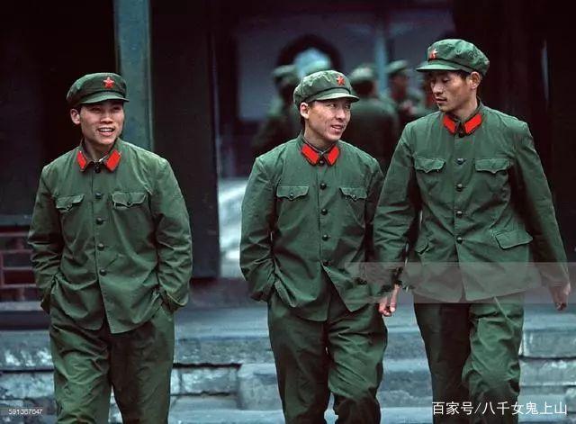 70年代中国老照片:穿绿军装非常帅气