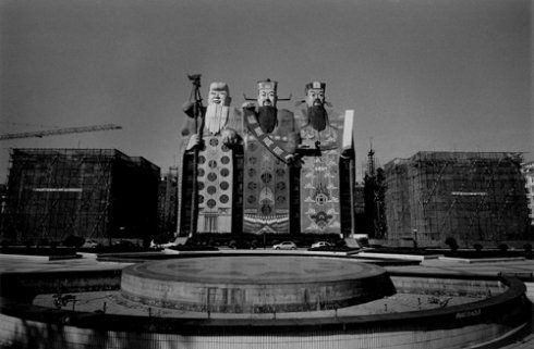 寿星右脚处的双扇玻璃门是钻进福禄寿三星腹中的必经之门,里面客房的