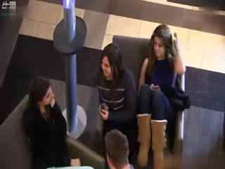 美女搞笑视频:居然对着美女放屁