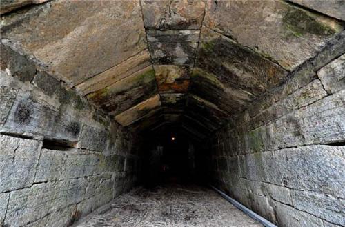 千年古墓挖出9条盗洞珍宝却一件不少专家开棺后墓主太狡猾