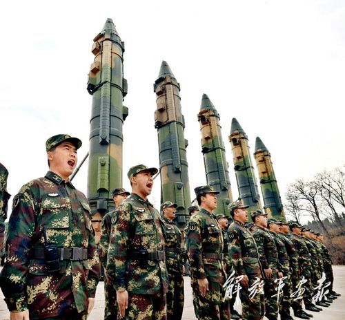 中国军情     强军"炉火"熔铸冲天长剑    ——火箭军某导弹旅发射一