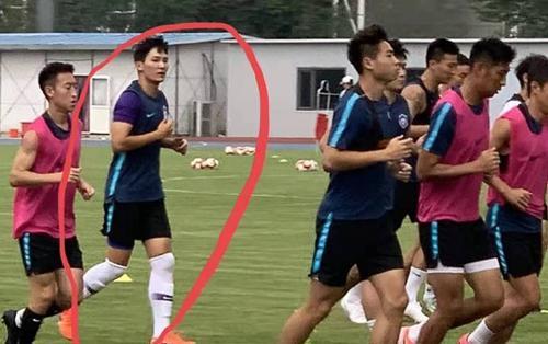 据知名博主"韩国足球新闻"报道,中国台北球员王建明目前正跟随泰达