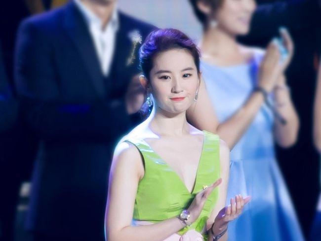 为什么说合照要远离刘亦菲?看照片才知道什么叫"白玉无瑕"