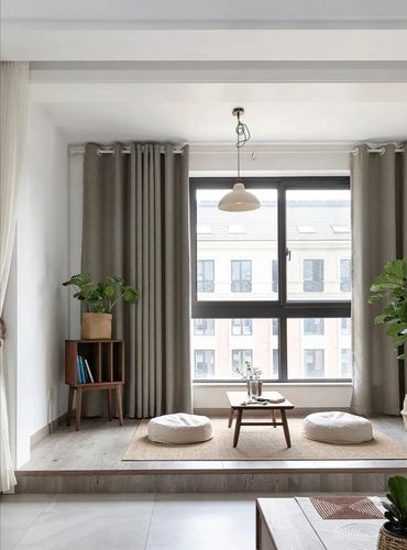 阳台采用地台加高设计,利用地板的质感来衬托一个写意的休闲区.