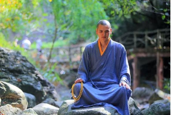 29岁帅小伙看破红尘辞职出家却因为太帅美女富婆骚扰不断