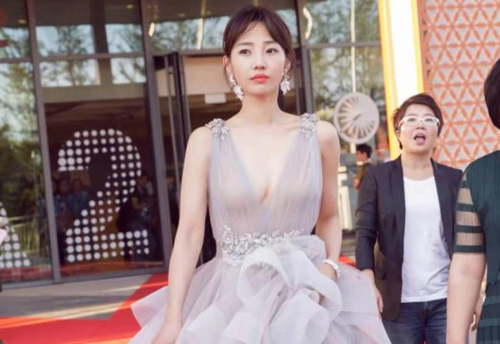 白百何真敢穿一袭深v薄纱礼服大秀好身材穿与不穿没区别