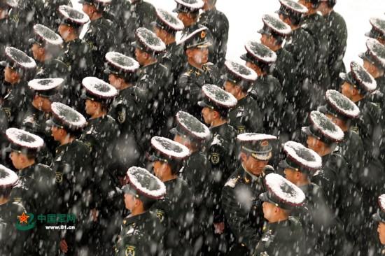 解放军新兵风雪中训练 军帽上落满积雪【2】