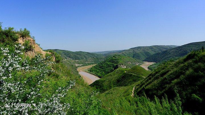 以下龟蛇山的传说来自当地的景点介绍:相传泾河黑龙天性叛逆脾气暴躁