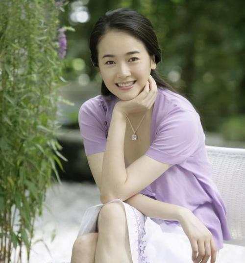 原创左小青全家照曝光,与大二十岁丈夫形同父女,女儿真是个美人坯子