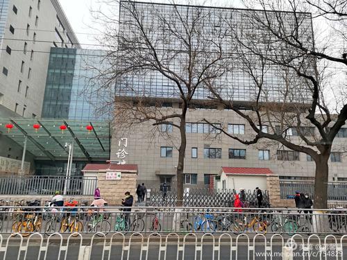 协和医院门口,往常像春运的火车站,如今只有几个人.