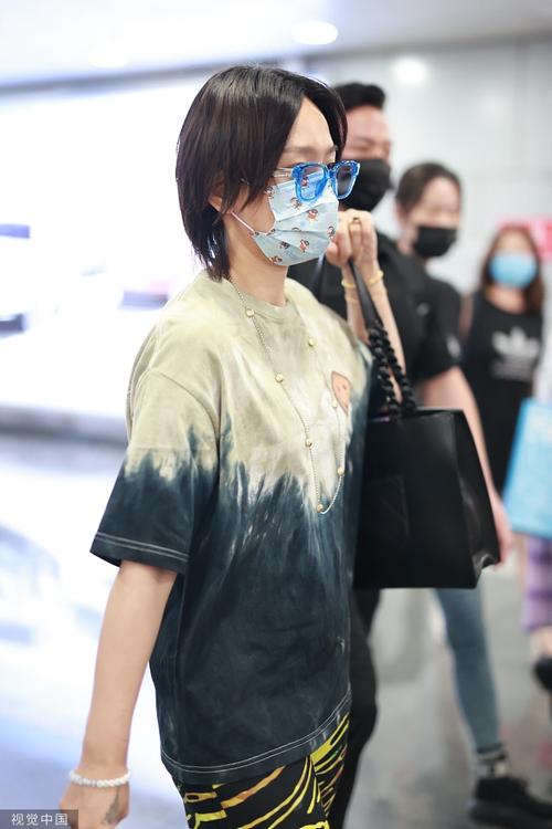 周笔畅穿扎染上衣搭条纹长裤潮流范十足