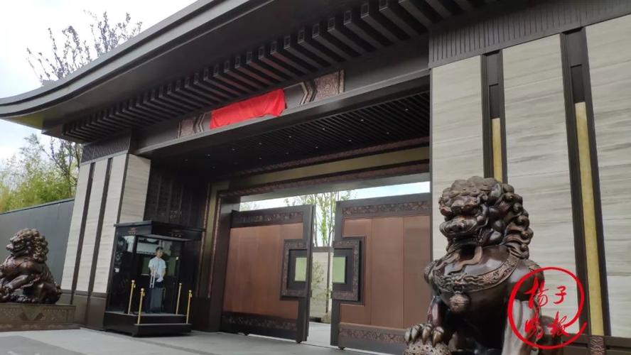 集庆门边上的应天府同样是南京顶级的别墅小区,门头也被红布遮挡