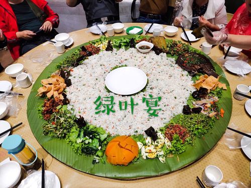 丰盛可口的手抓绿叶宴,是德宏特色餐,由二十二道菜品组成,味道好极了