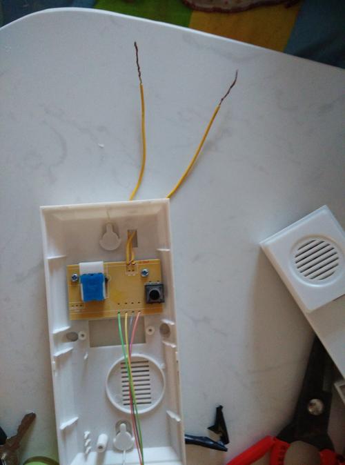 我家的楼宇对讲机的室内分机想要接线,分机上有两条线