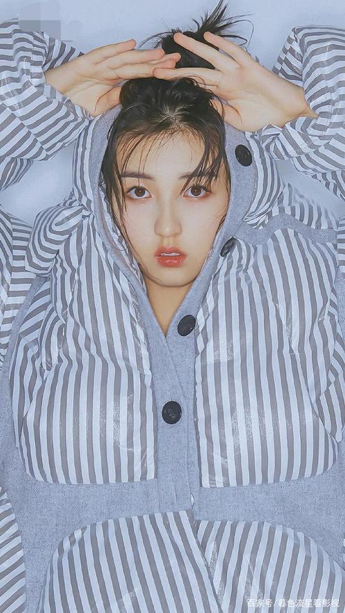 张子枫这组照片不错,好多人不知道张子枫手里拿的东西