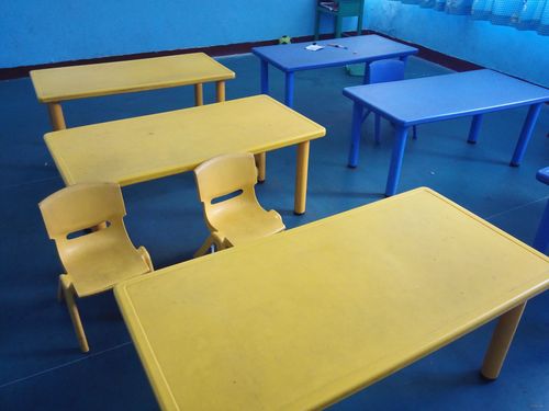 卖9成新的幼儿园桌椅和午睡床