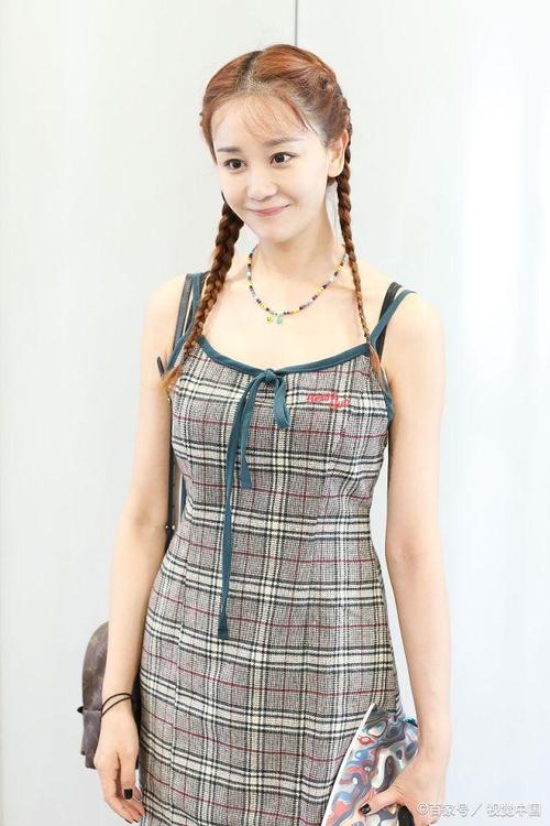 演员海陆现身机场穿短裙秀漫画腿搭配麻花辫气质清纯甜美