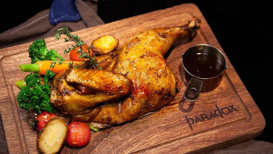 一口就像得到了整个世界 乡村风味传统烤鸡摆盘讲究 烤鸡 金灿灿的